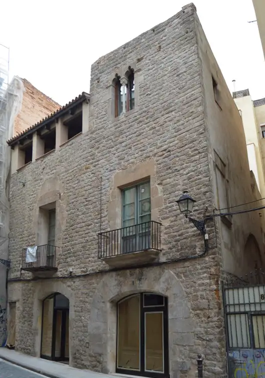 Façana Gòtica del Carrer de les Basses de Sant Pere