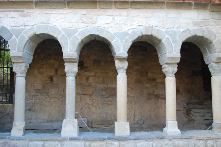 Restauració del claustre de Santa Maria de Castell de Mur